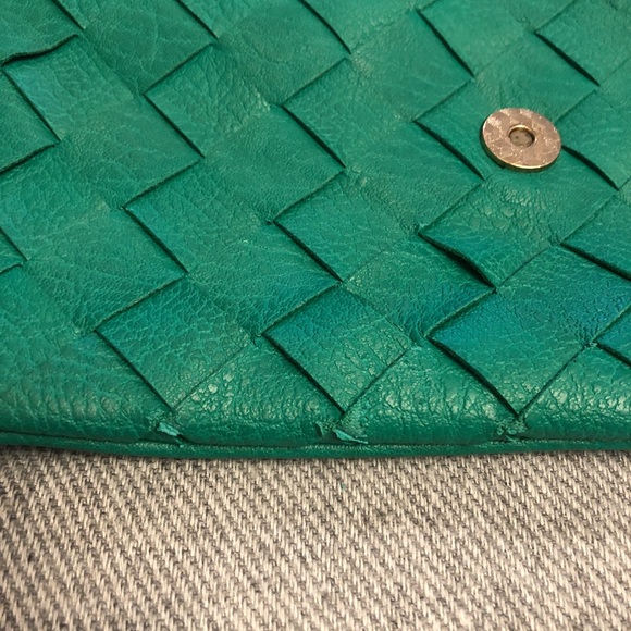 Urban Expressions Green Vegan Woven Clutch - Picture 8 of 9
